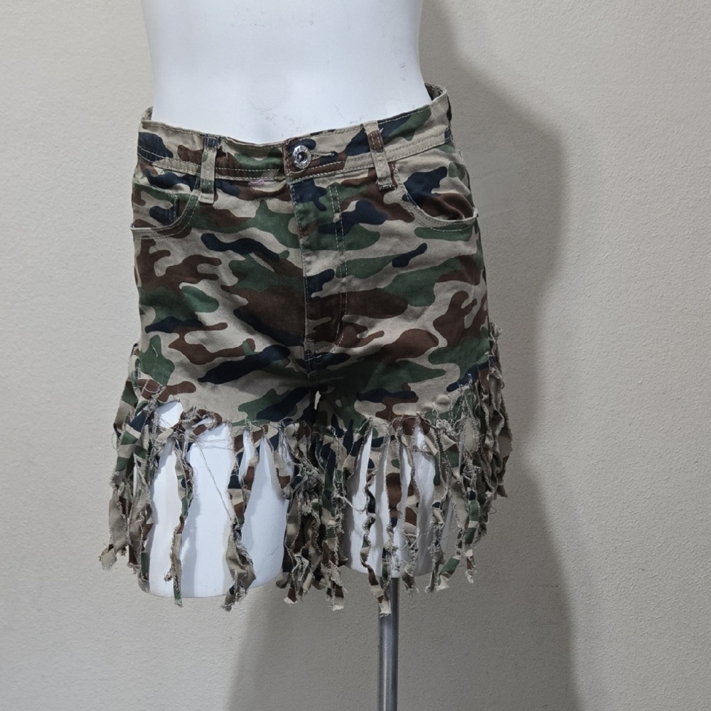 JC & JQ Camouflage Fringe Denim Shorts Sz L